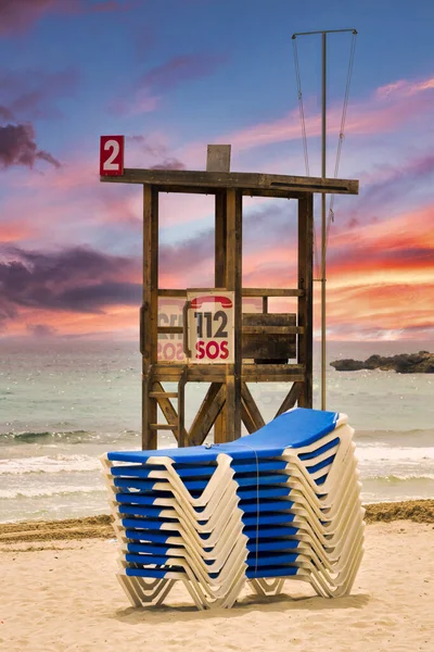 在地中海岛屿马略卡岛的海滩上 一座救生塔和一堆日光浴者 夕阳西下 色彩斑斓 — 图库照片