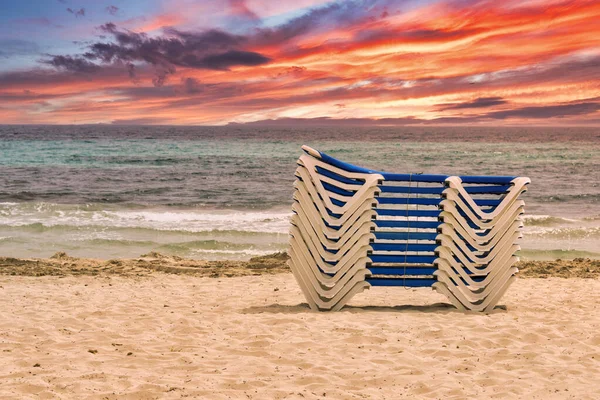 Stos Leżaków Stoi Plaży Śródziemnomorskiej Wyspie Majorka Pięknym Kolorowym Zachodem — Zdjęcie stockowe