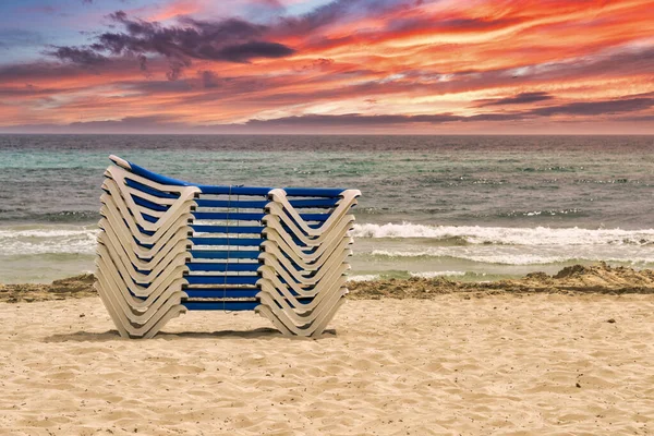 Ein Stapel Sonnenliegen Steht Strand Der Mittelmeerinsel Mallorca Mit Einem — Stockfoto