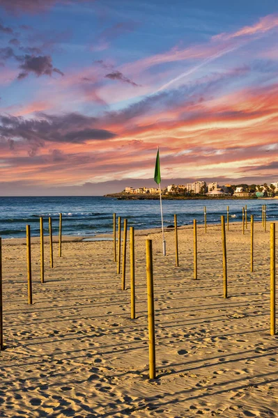 Strand Von Coma Auf Der Mittelmeerinsel Mallorca Stecken Holzstangen Für — Stockfoto