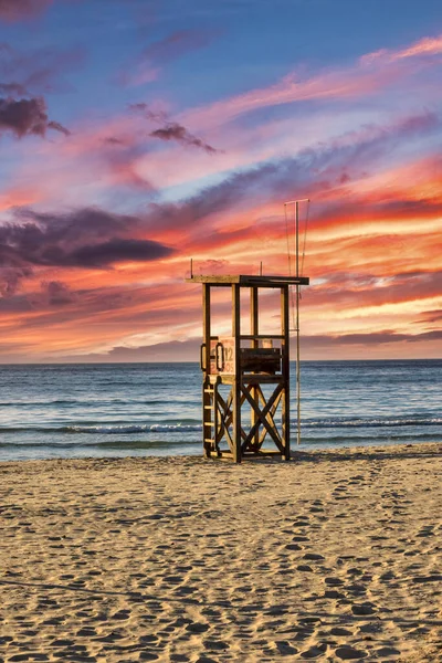 Wieża Ratownicza Stoi Plaży Śródziemnomorskiej Wyspie Majorka Pięknym Kolorowym Zachodem — Zdjęcie stockowe