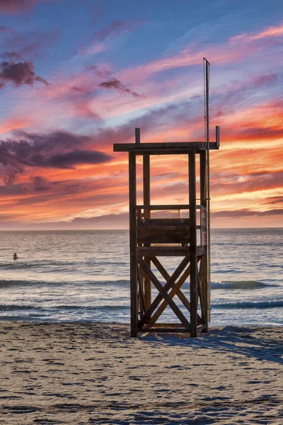 Een Strandwachttoren Staat Het Strand Het Mediterrane Eiland Mallorca Met — Stockfoto