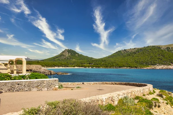 Apartamenty Wybrzeżu Hiszpańskiej Balearów Mallorca Pobliżu Cala Ratjada Widokiem Morze — Zdjęcie stockowe