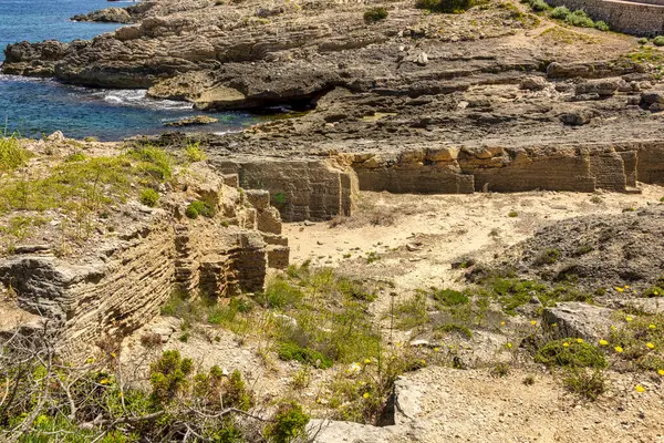 스페인 발레아레스 제도의 칼라트라자 근처에 바위투성이 해안의 — 스톡 사진