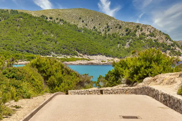 Uitzicht Een Kleine Baai Omgeven Door Heuvels Het Spaanse Balearen — Stockfoto