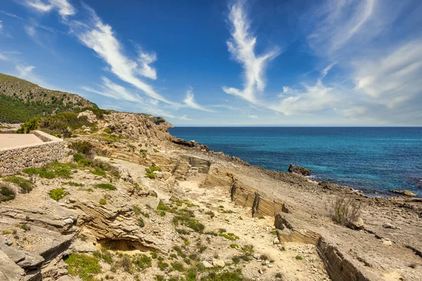 Krásný Výhled Středozemní Moře Skalnatým Pobřežím Španělském Baleárském Ostrově Mallorca — Stock fotografie