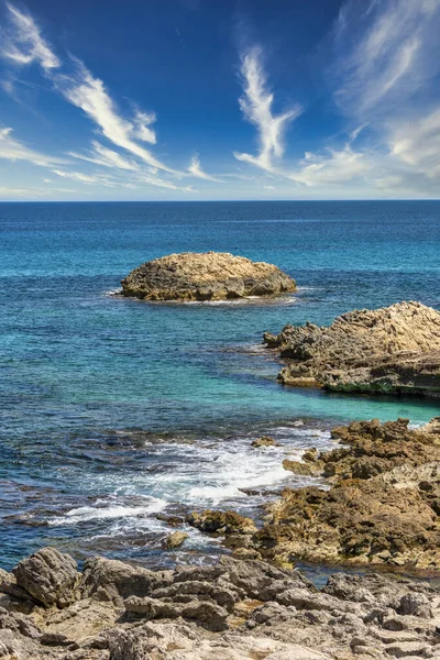 Piękny Widok Morze Śródziemne Skalistym Wybrzeżem Hiszpańskiej Wyspie Balearów Mallorca — Zdjęcie stockowe