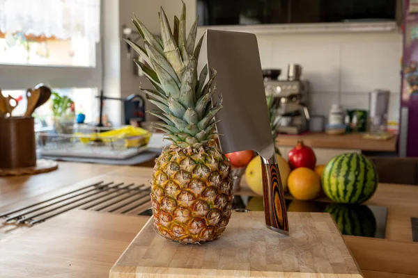 Een Snijplank Met Een Hele Ananasvrucht Een Hakmes Een Werkblad — Stockfoto