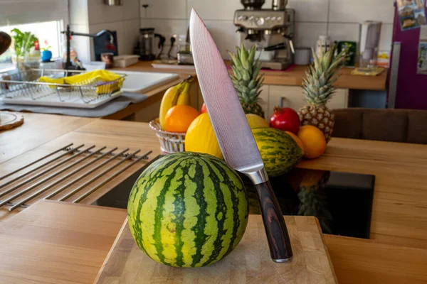 Vista Perto Melão Água Doce Uma Faca Cozinha Damasco Uma — Fotografia de Stock