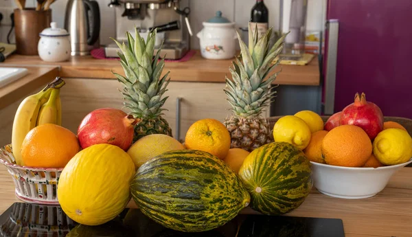 Vele Soorten Vers Exotisch Fruit Staan Een Kookeiland Een Huiselijke — Stockfoto