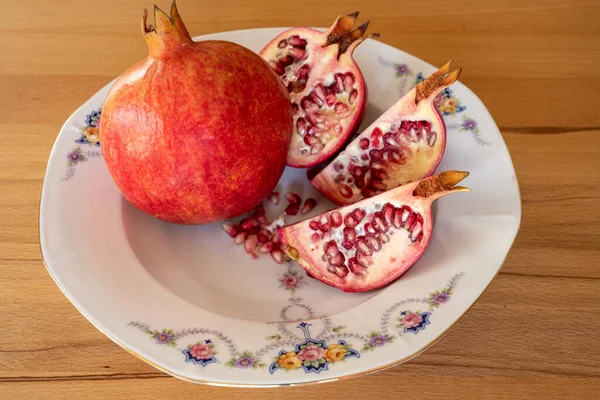 Close Van Een Geheel Een Half Twee Gekwartierde Granaatappels Fruit — Stockfoto