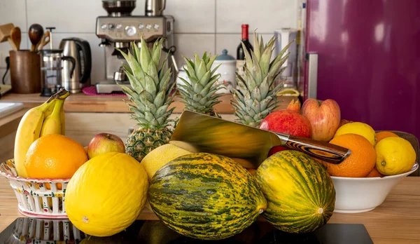 Vele Soorten Vers Exotisch Fruit Met Een Hakmes Een Kookeiland — Stockfoto