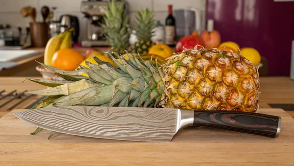Detailní Pohled Celý Čerstvý Ananas Ovoce Damašek Kuchyňský Nůž Leží — Stock fotografie