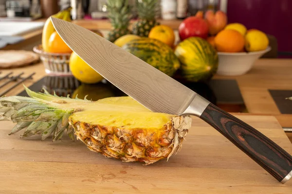 Close Van Een Damascus Keukenmes Een Halve Ananasvrucht Een Snijplank — Stockfoto