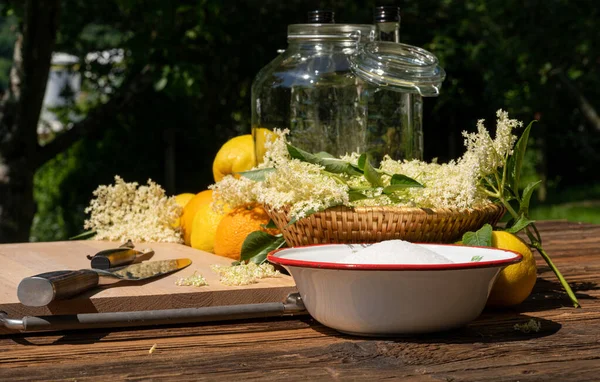 Vlierbloesems Andere Ingrediënten Keukengerei Voor Een Zelfgemaakte Vlierbloesemlikeur Staan Een — Stockfoto