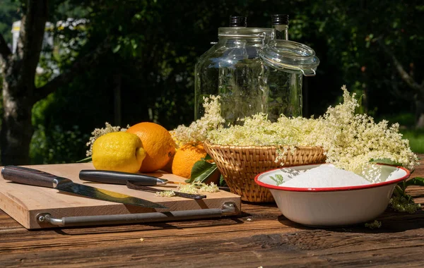 Bezové Květiny Další Ingredience Kuchyňské Nádobí Pro Domácí Bezový Likér — Stock fotografie