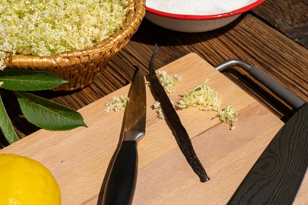 Řezací Desce Leží Kuchyňský Nůž Vanilkový Lusk Jako Přísady Likéru — Stock fotografie