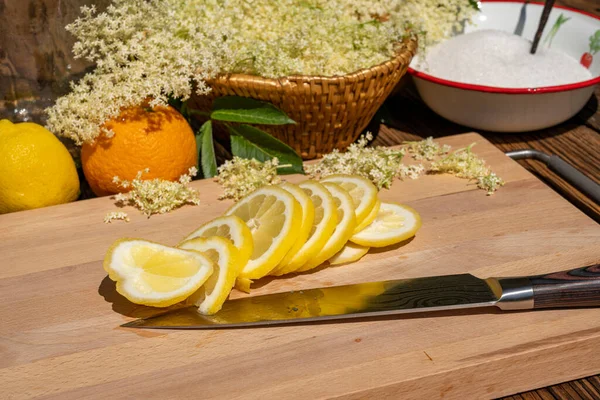 Tagliere Giace Coltello Cucina Limone Biologico Fette Sullo Sfondo Possono — Foto Stock