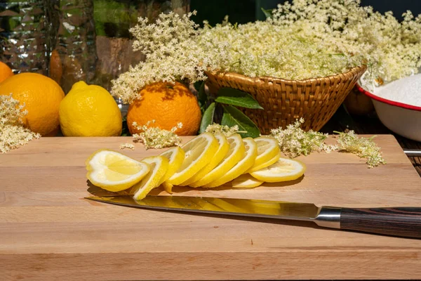 Una Tabla Cortar Encuentra Cuchillo Cocina Limón Orgánico Rodajas Fondo —  Fotos de Stock