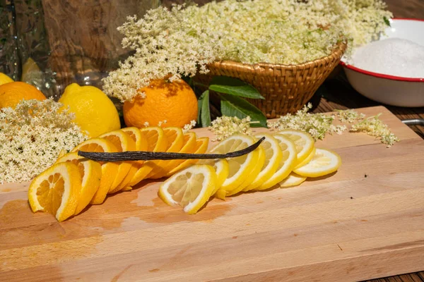 Desce Krojenia Leżą Plasterki Organicznej Cytryny Organicznej Pomarańczy Oraz Strąk — Zdjęcie stockowe