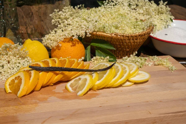 Desce Krojenia Leżą Plasterki Organicznej Cytryny Organicznej Pomarańczy Oraz Strąk — Zdjęcie stockowe