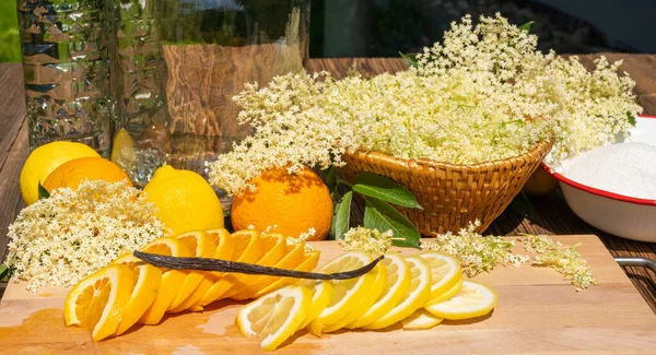 Řezací Desce Nakrájený Organický Citron Organický Pomeranč Vanilkový Lusk Bezový — Stock fotografie