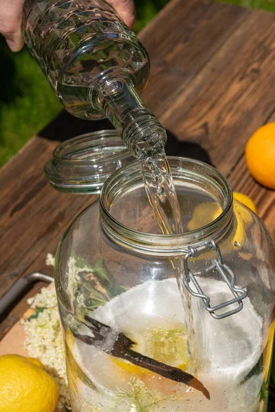 Despeje Vodka Grande Pote Preservação Com Flores Sabugueiro Frescas Laranjas — Fotografia de Stock