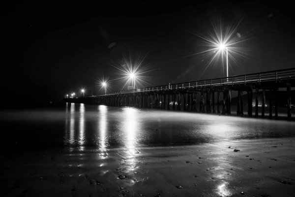 夜の桟橋 ロイヤリティフリーのストック写真