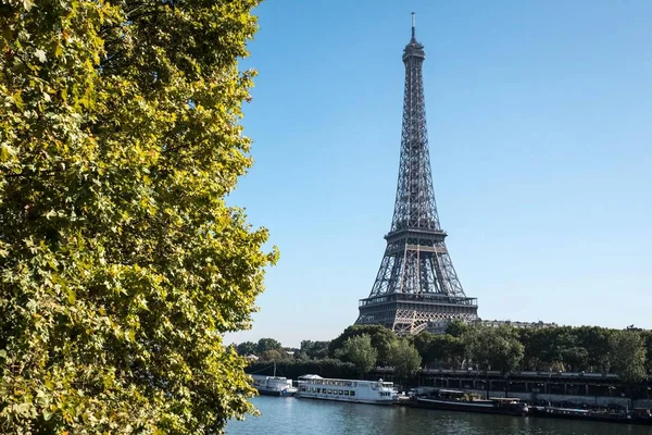Вид на Эйфелеву башню и реку Мбаппе в Париже — стоковое фото