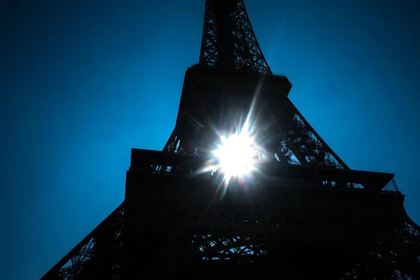 Le soleil brille à travers la Tour Eiffel à Paris — Photo