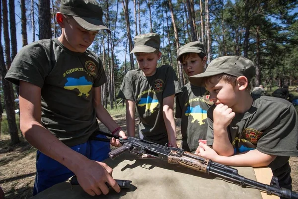 Дети демонтируют автомат Калашникова в военно-патриотическом учебном лагере в Киевской области, Украина — стоковое фото