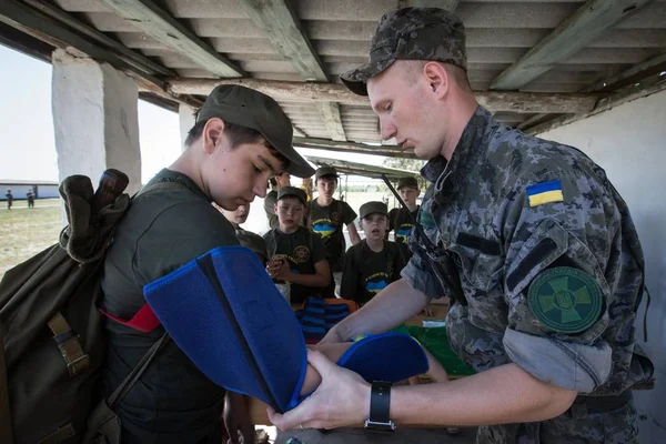 Солдат Национальной гвардии Украины проводит занятия по медицине в военно-патриотическом тренировочном лагере — стоковое фото