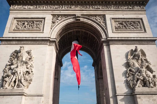Флаг Франции на Триумфальной арке в Париже — стоковое фото