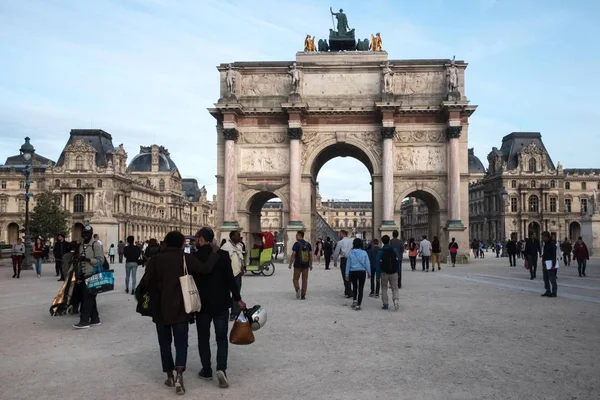 Триумфальная арка на площади Карусель в Париже, Франция — стоковое фото