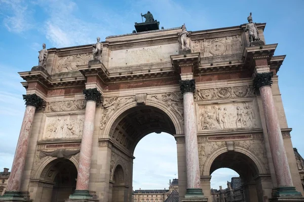 Триумфальная арка на площади Карусель в Париже, Франция — стоковое фото