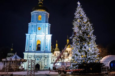 İşçiler Kiev, Ukrayna Sofia meydanında şehrin ana Noel ağacı süsle