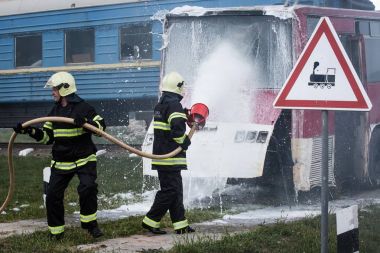 İtfaiye devlet Acil Servisi Ukrayna Sumy bölgesi, Ukrayna eğitim merkezinde alıştırmalar sırasında yanan bir otobüs söndürmek