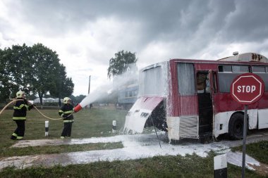 İtfaiye devlet Acil Servisi Ukrayna Sumy bölgesi, Ukrayna eğitim merkezinde alıştırmalar sırasında yanan bir otobüs söndürmek