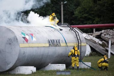 Devlet Acil Servisi Ukrayna Sumy bölgesi, Ukrayna eğitim merkezinde alıştırmalar sırasında amonyak ile yanan bir tank kurtarma ekipleri söndürmek