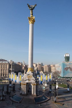 Kiev, Ukrayna, Ukrayna'nın 2014 haysiyet devrim dördüncü yıldönümü arifesinde Avrupa Birliği sembolizm ile dekore edilmiş bağımsızlık Meydanı görüntüleyin