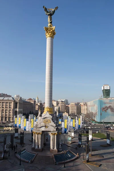 Visa på Självständighetstorget i Kiev, Ukraina, dekorerad med symboliken i Europeiska unionen inför fyraårsdagen av Ukrainas 2014 Revolution av värdighet — Stockfoto