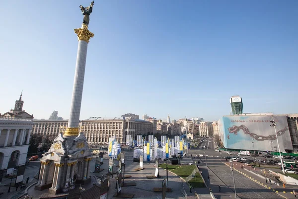 Zobacz na placu Niepodległości w Kijowie, ozdobione symbolika Unii Europejskiej w przeddzień czwartej rocznicy powstania na Ukrainie 2014 rewolucji godności — Zdjęcie stockowe