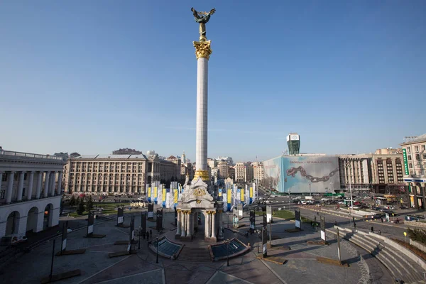 View on Independence Square in Kiev, Ukraine, decorated with the symboolism of European Union on the eve of fourth anniversary of Ukraine 's 2014 Revolution of Dignity — стоковое фото