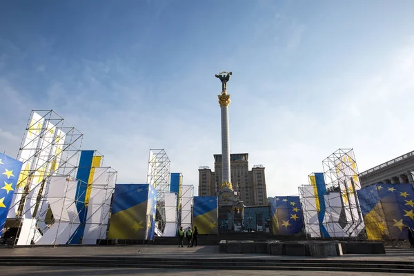 Переглянути на Майдані Незалежності в Києві прикрашені символіка ЄС напередодні четверту річницю в Україні 2014 революції гідність — стокове фото