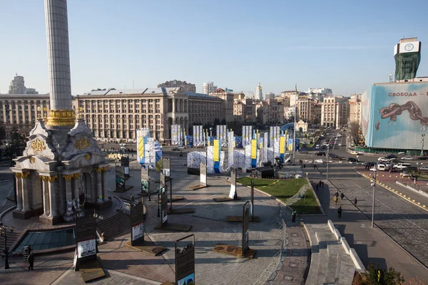 Kiev, Ukrayna, Ukrayna'nın 2014 haysiyet devrim dördüncü yıldönümü arifesinde Avrupa Birliği sembolizm ile dekore edilmiş bağımsızlık Meydanı görüntüleyin — Stok fotoğraf