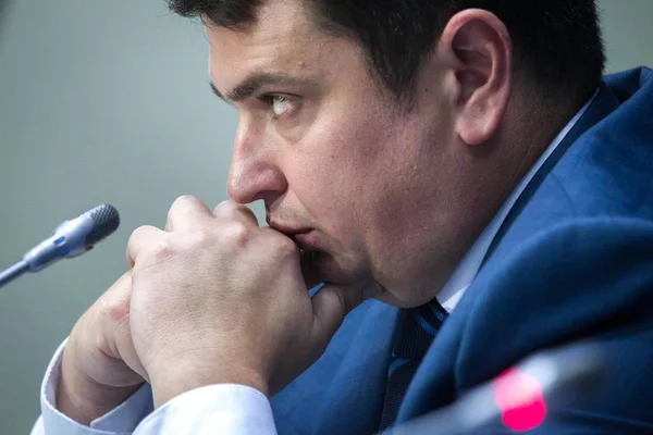 Директор Национального бюро по борьбе с коррупцией Украины Артем Сытник во время пресс-конференции в Киеве — стоковое фото