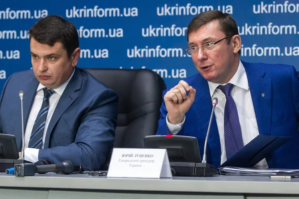 乌克兰国家反腐败局局长阿尔乔姆 Sytnyk 和检察长尤里·伊萨科夫 Lutsenko 在乌克兰基辅举行的新闻发布会上 — 图库照片