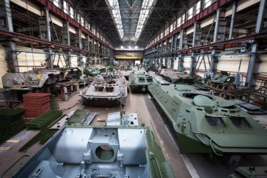 Kiev, Ukrayna Kiev tank onarım fabrikada atölye. 14 Ağustos 2015.