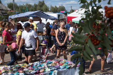 İnsanlar, Poltava region, Ukrayna Velyki Sorochyntsi Köyü adil geleneksel Ukrayna Ticaret satır boyunca yürümek. 23 Ağustos 2015.