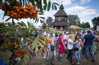 İnsanlar, Poltava region, Ukrayna Velyki Sorochyntsi Köyü adil geleneksel Ukrayna Ticaret satır boyunca yürümek. 23 Ağustos 2015.